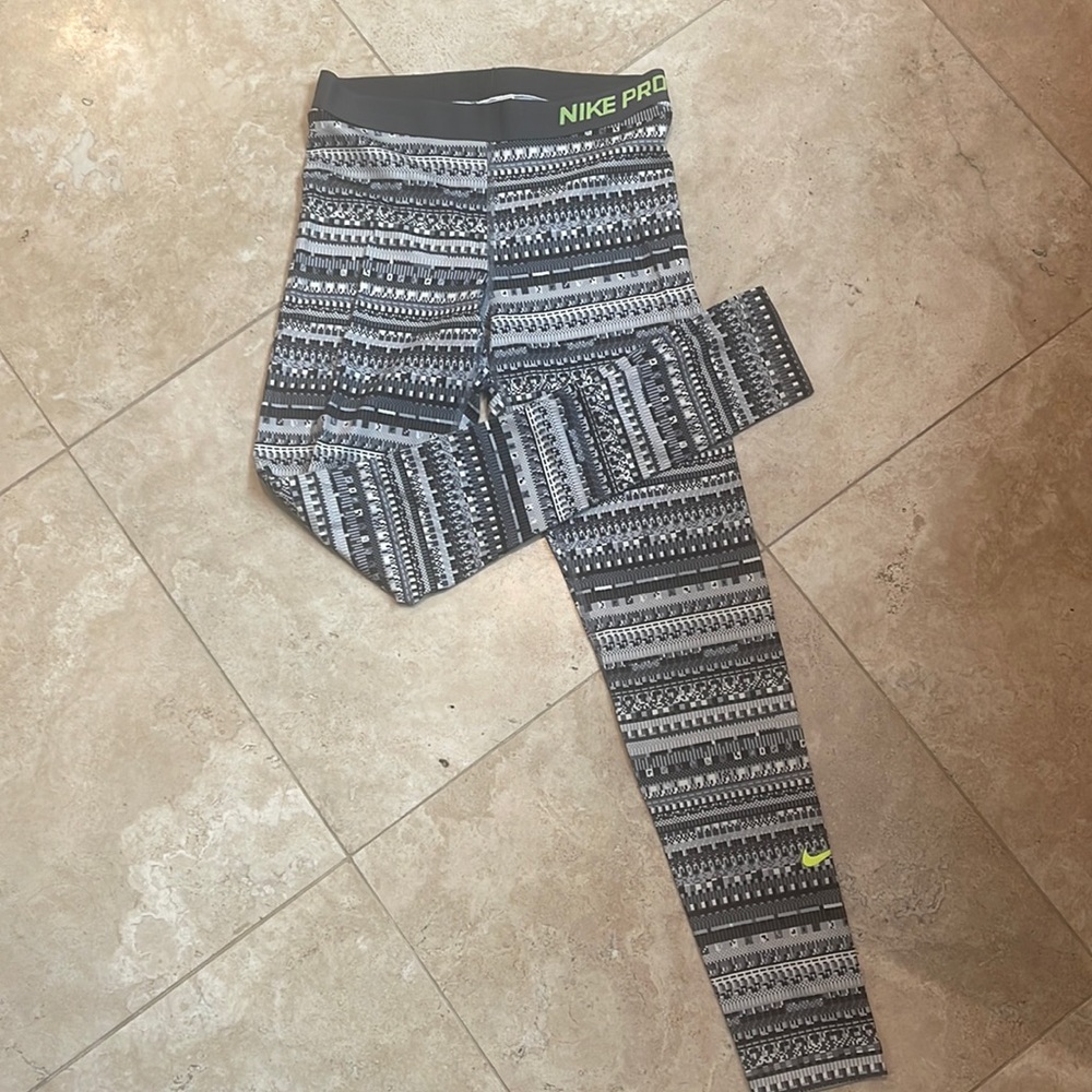 Nike pro leggings size large